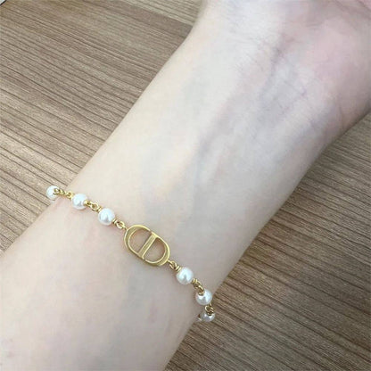 Dior ❤️‍🔥*
Necklace ✨
Bracelet 🦋
Master quality 💯
With normal boxes 📦 
100 dhs✅
With master box 🗃️ 
120 dhs✅

Zain216
♥️♥️♥️