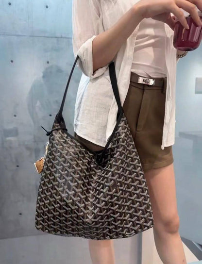 Goyard
33*26*14cm
110 dhs✅

Zain17
♥️♥️♥️