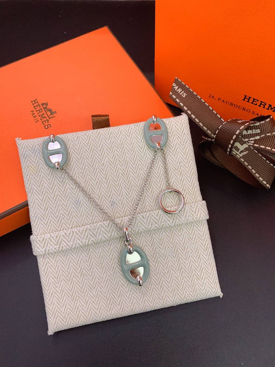 Hermes Set 

NECKLACE EARRINGS

65 DHS🪙🌨️

Zain89
♥️♥️♥️