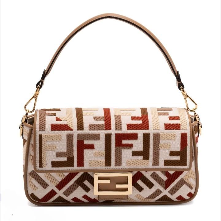 Fendi
120 dhs💛
with box
size 25cm
High quality

Zain26
♥️♥️♥️