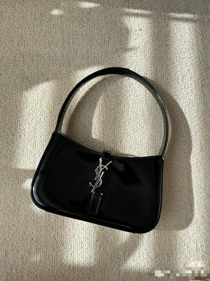 🌷 YSL Hobo
1⃣️ First quality +🎁
Size: 24 * 14 * 6 cm
85 dhs❣️
with box🎁

Zain115
♥️♥️♥️