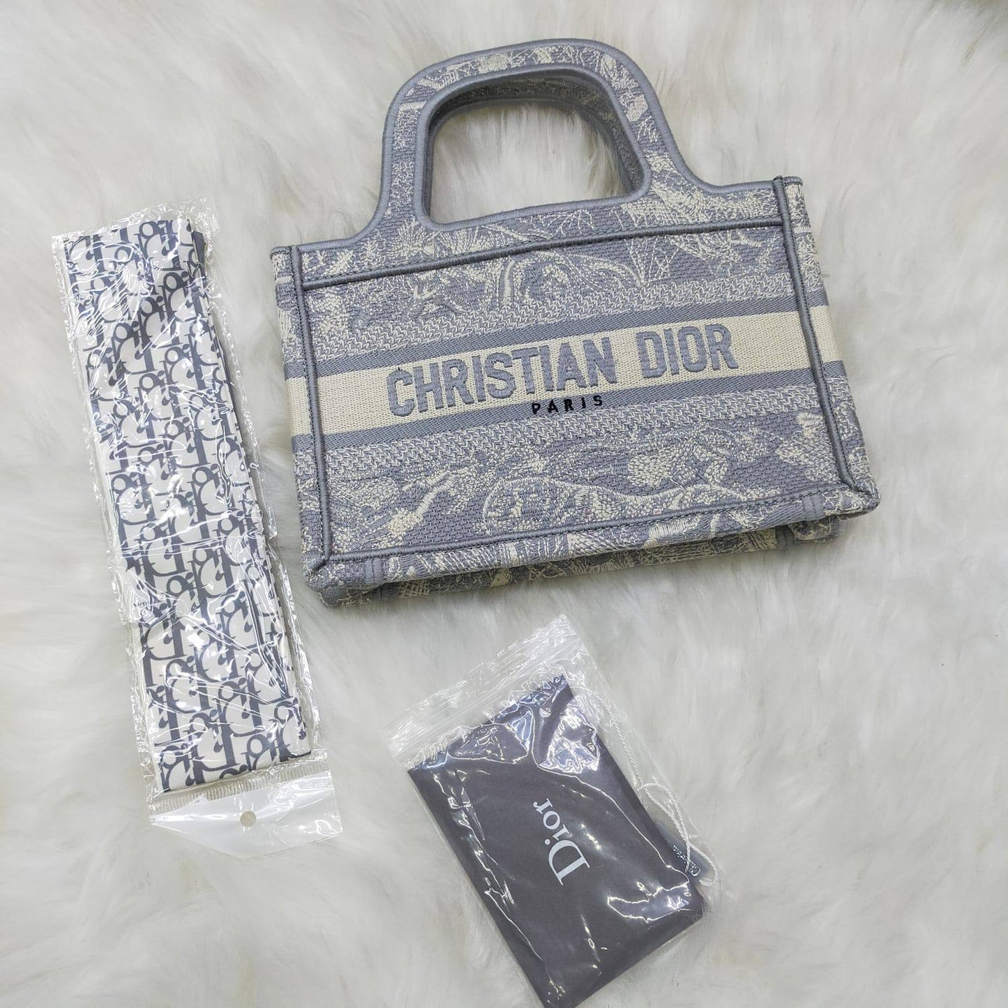 Dior 
90 dhs❣️
Good quality 👌

Zain235
♥️♥️♥️