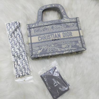 Dior 
90 dhs❣️
Good quality 👌

Zain235
♥️♥️♥️