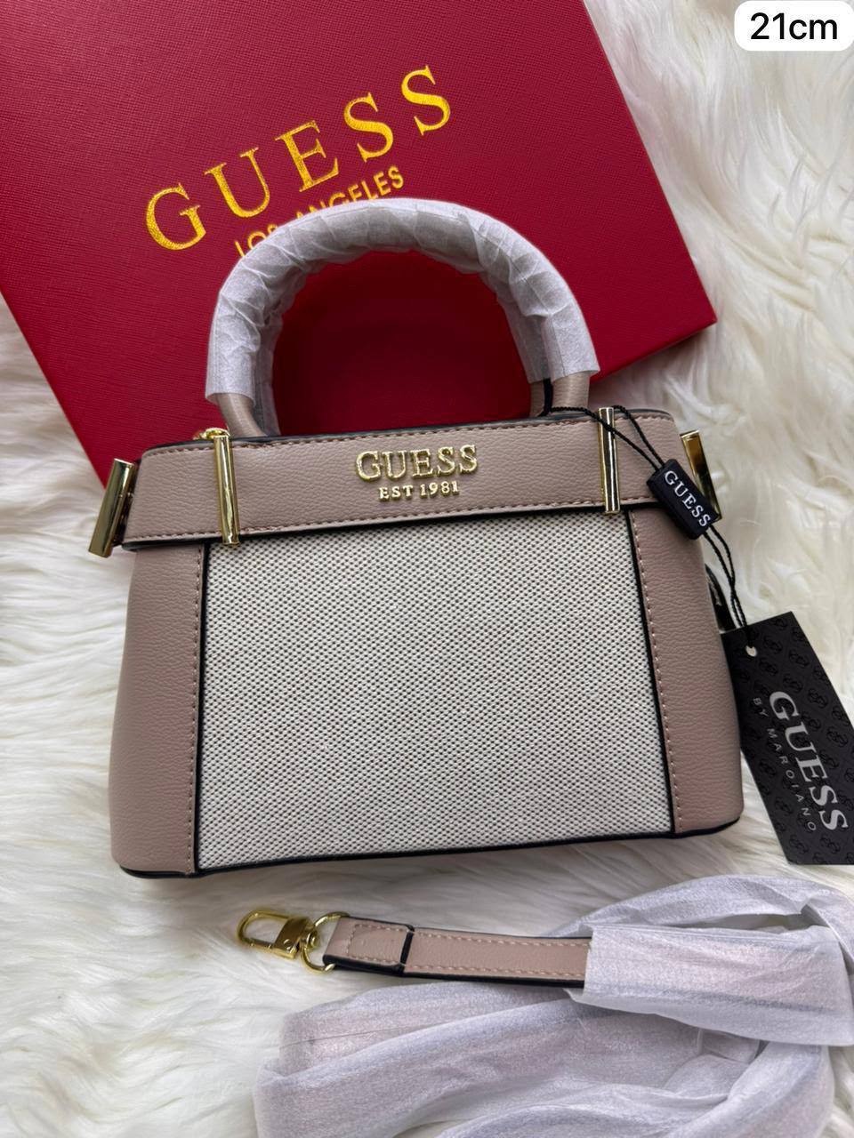 Guess Hanbag

1⃣️ First quality +🎁

size : 21 * 13 * 7 cm
105 dhs🇦🇪🇦🇪
with box 🎁


Zain115
♥️♥️♥️