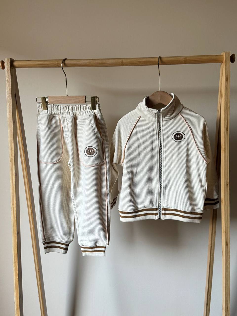 Gucci 
*Super master quality 😍*
*Size:2/12years old*
300 dhs🪙🌨️

Zain261
♥️♥️♥️