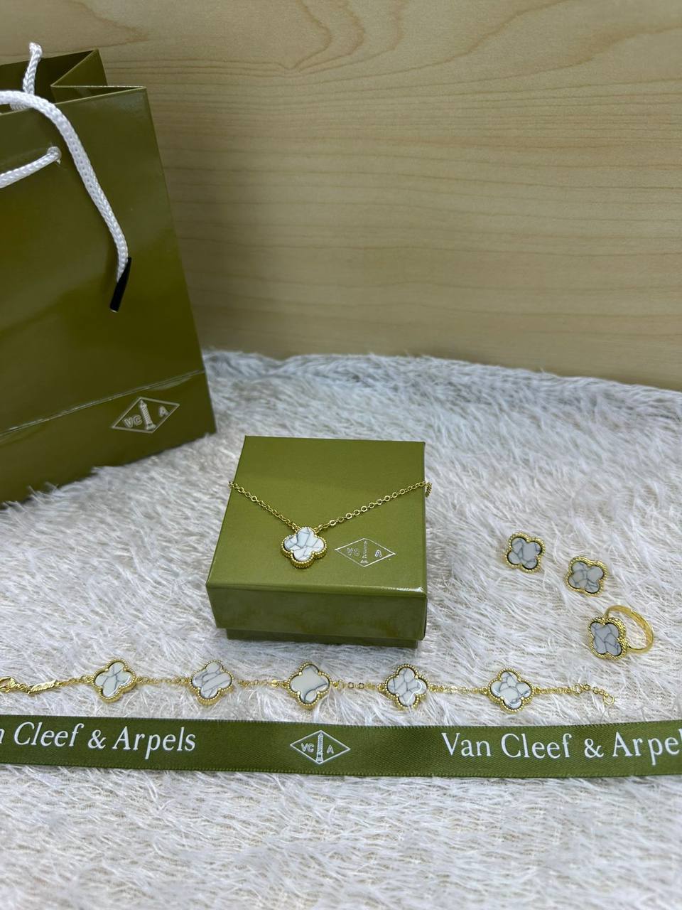 VCA SET ❤️‍🔥*
Necklace 🌸
Earring ✨
Bracelet 🍁
Ring 💍 free size ❣️
Stainless Steel 💯
Non tarnish 💯
With normal boxes 📦 
45 dhs🪙🌨️
With master box 🗃️ 
80 dhs🪙🌨️

Zain216
♥️♥️♥️