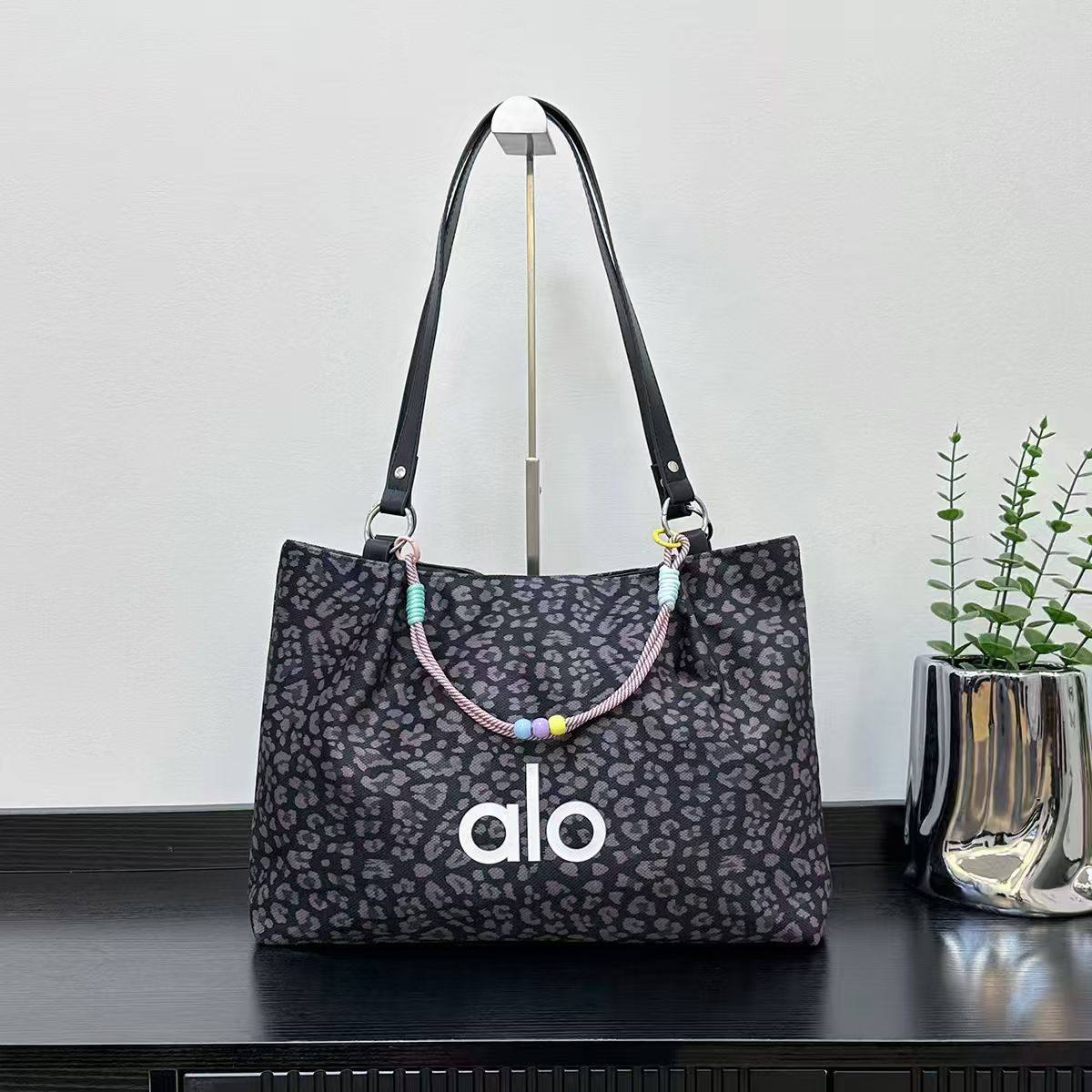 Alo new design  🌹🌹🌹

75 dhs🪙🌨️

Zain253
♥️♥️♥️