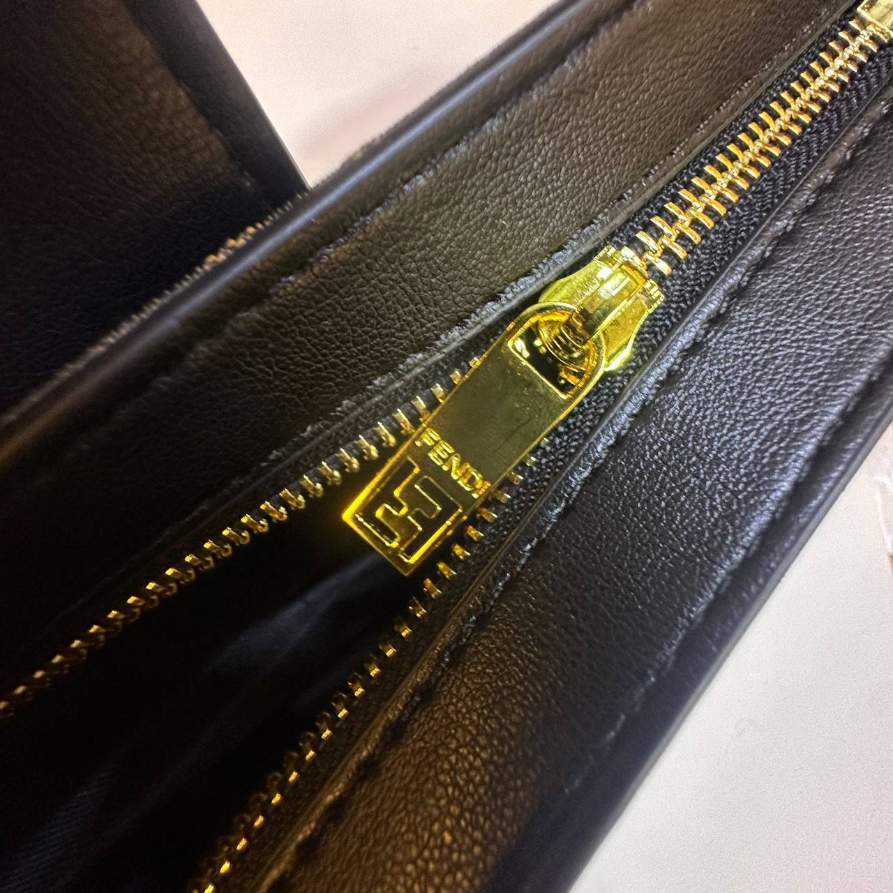 FENDI 
NEW CAME 
GOOD QUALITY
 WITH BOX 
🎁🎁🎁

90 dhs✅

Zain39
♥️♥️♥️