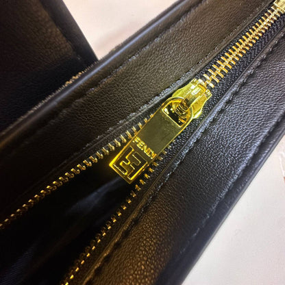 FENDI 
NEW CAME 
GOOD QUALITY
 WITH BOX 
🎁🎁🎁

90 dhs✅

Zain39
♥️♥️♥️