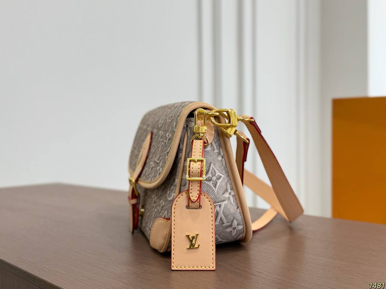LV
NEW DESIGN MASTER QUALITY WITH BOX 
240 dhs💓
SIZE: 25cm

Zain39
♥️♥️♥️