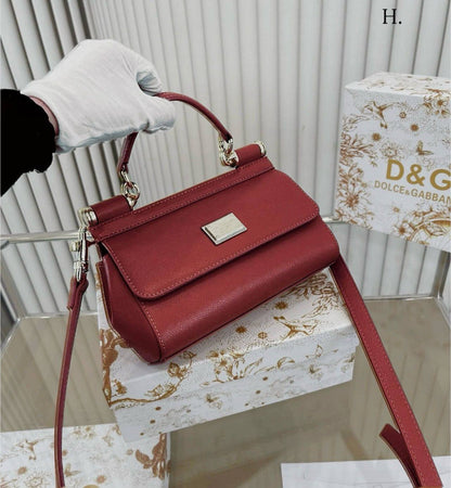 Dolce&Gabbana 

new came 
good quality 

with box 
105 dhs🇦🇪🇦🇪

Zain295
♥️♥️♥️