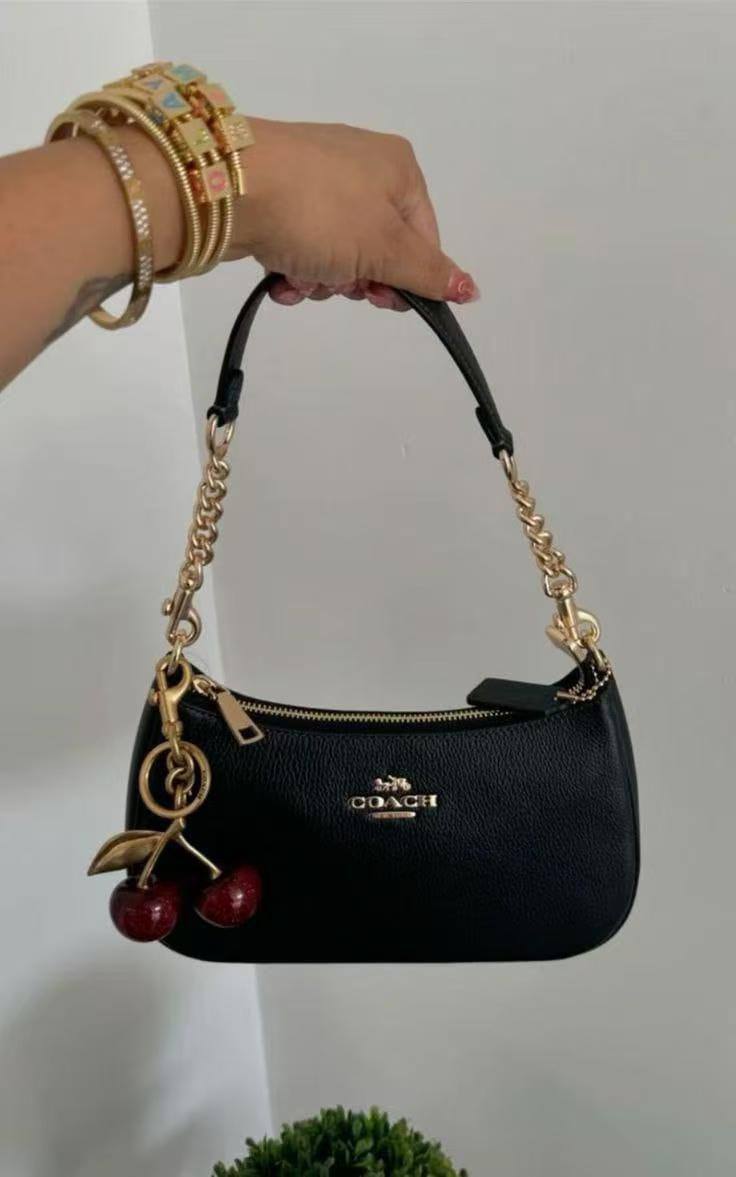 🍒 Coach Teri 
1️⃣ First quality 🍒+🎁
Size : 24 * 15 * 7 cm
90 dhs🪙🌨️
with box 🎁

Zain115
♥️♥️♥️