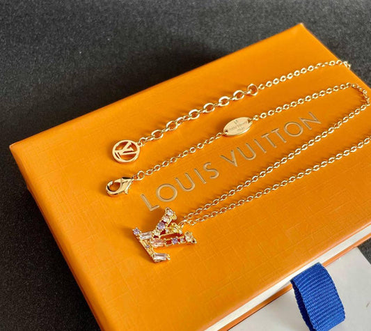 LOUIS VUITTON❤️‍🔥*
Necklace ✨
Earring 🦋
Bracelet 🌊
Master quality 💯
With normal boxes 🗃️ 
120 dhs🪙🌨️
With master box 📦 
130 dhs🪙🌨️

Zain216
♥️♥️♥️