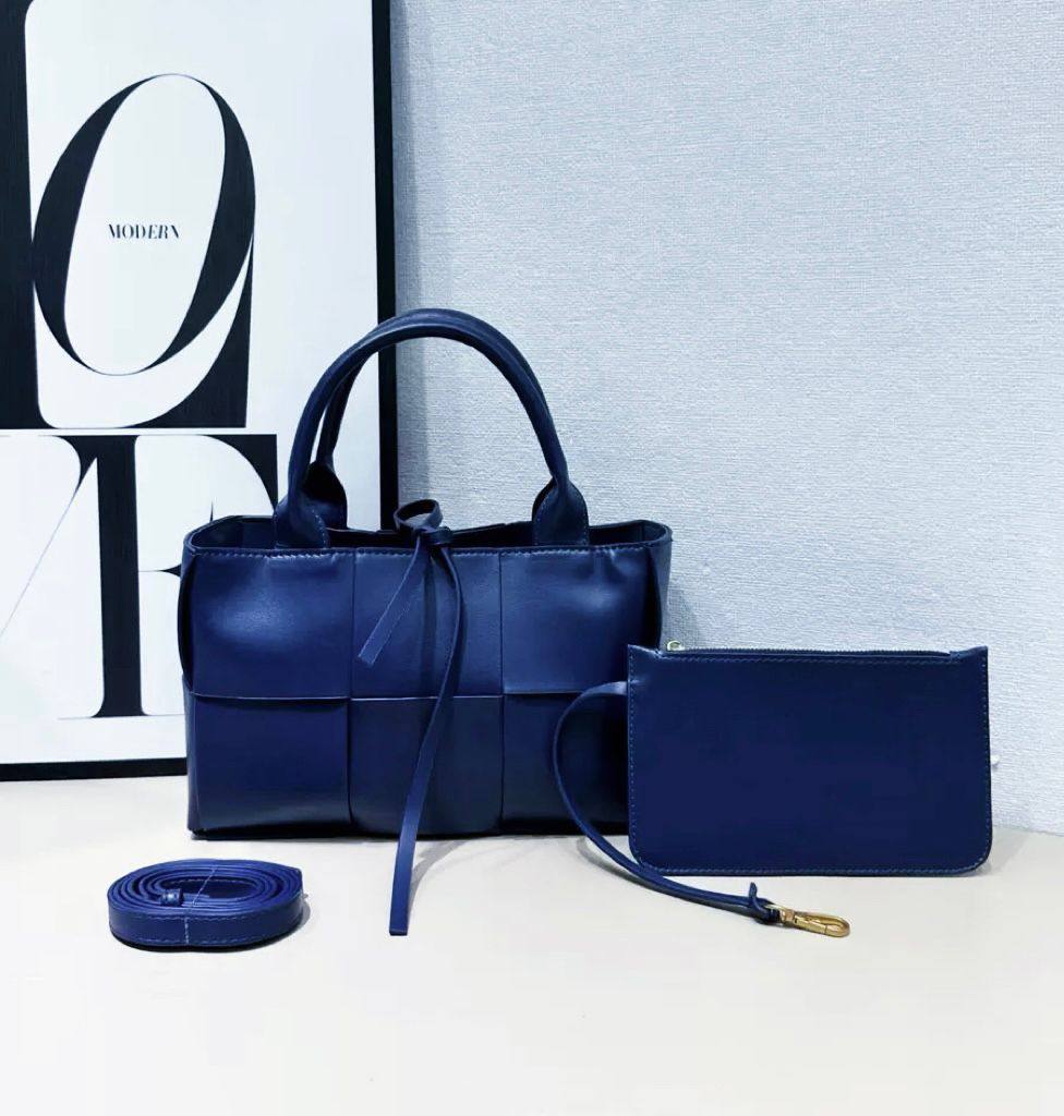 BOTTEGA
 NEW CAME GOOD QUALITY  
WITH BOX 
🎁🎁🎁

110 dhs🇦🇪

Zain39
♥️♥️♥️