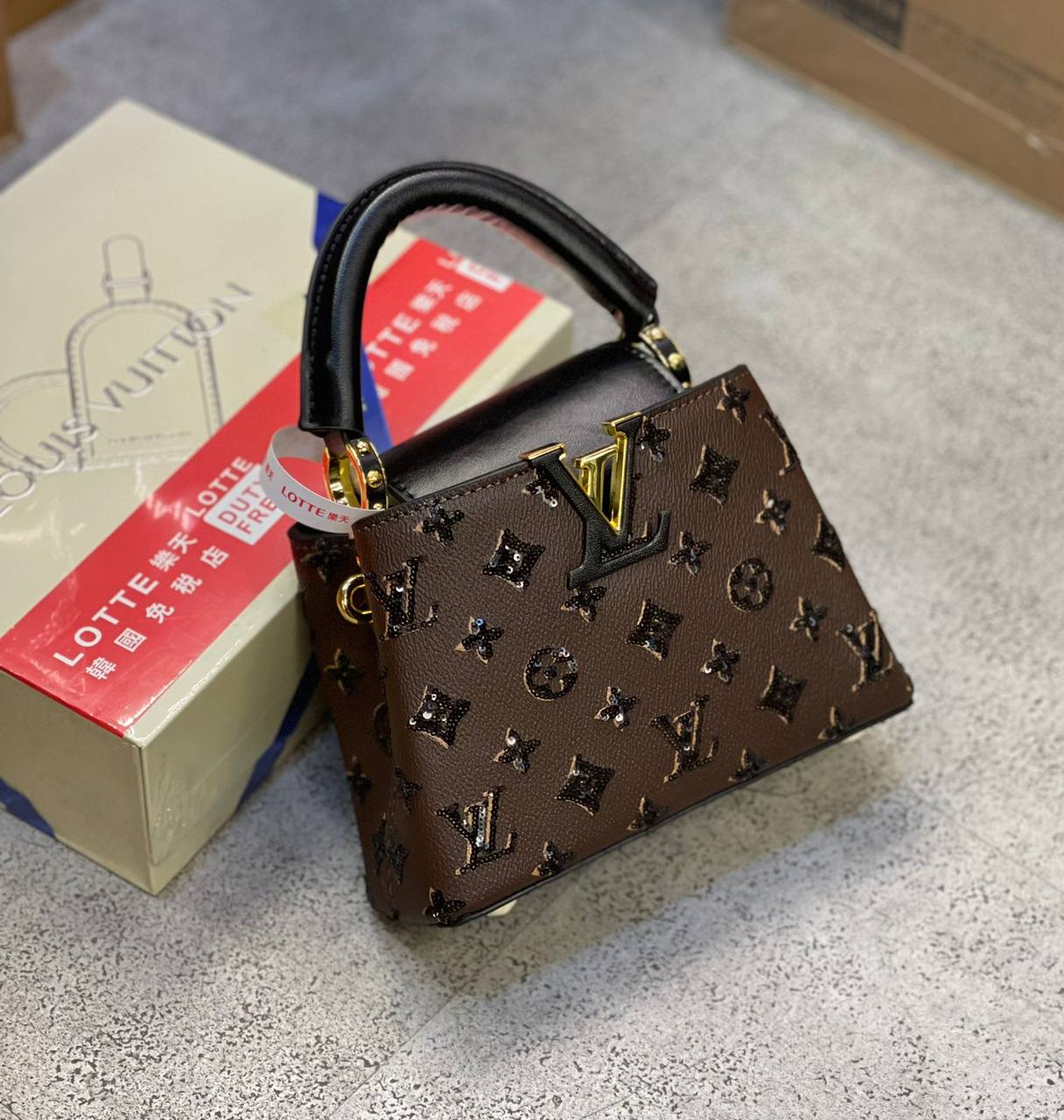 LV
high quality 
350 dhs✅

Zain175
♥️♥️♥️