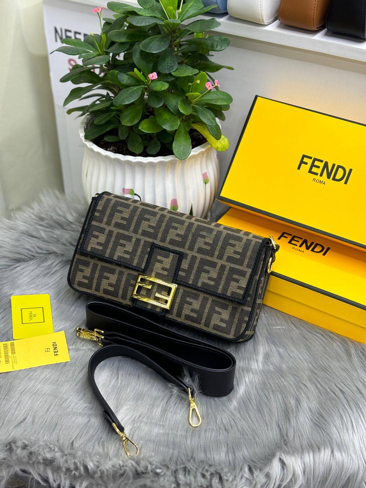 FENDI
SIZE  ……… 27 CM 🥰
95 dhs❣️
with BOX🌷

Zain51
♥️♥️♥️
