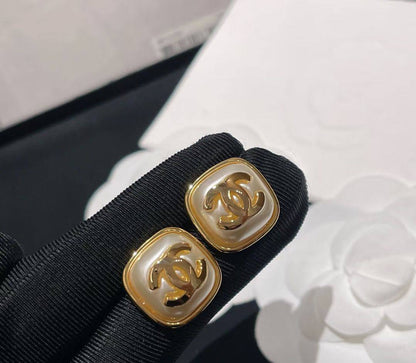 CHANEL❤️‍🔥*
Earring 🐦‍🔥
Master quality 💯
With normal boxes 🗃️ 
55 dhs💓
With master box 📦 
65 dhs💓

Zain216
♥️♥️♥️