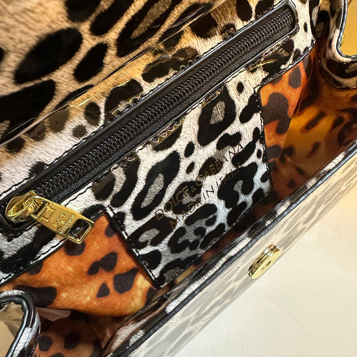 DOLCE&GABBANA 

NEW CAME 

HIGH QUALITY 
WITH BOX 
105 dhs🇦🇪🇦🇪

Zain39
♥️♥️♥️