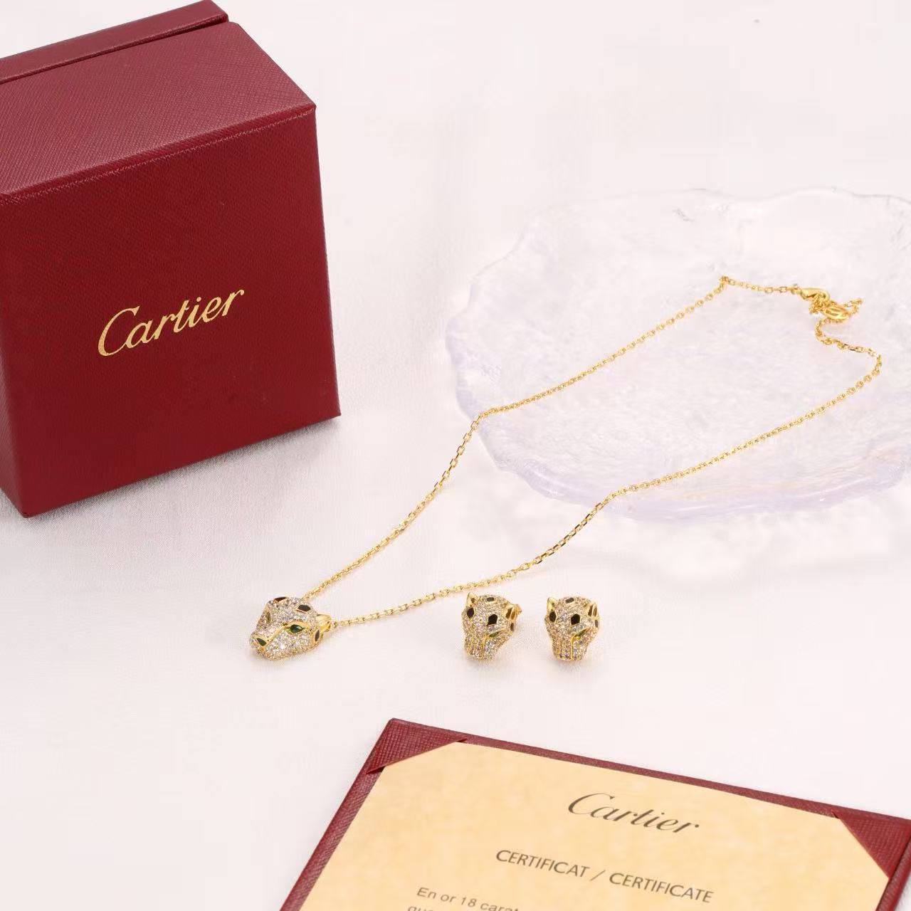 Cartier ❤️‍🔥*
Necklace ✨
Earring 💥
Master quality 💯
With normal boxes 🗃️ 
130 dhs✅
With master box 📦 
180 dhs✅

Zain216
♥️♥️♥️