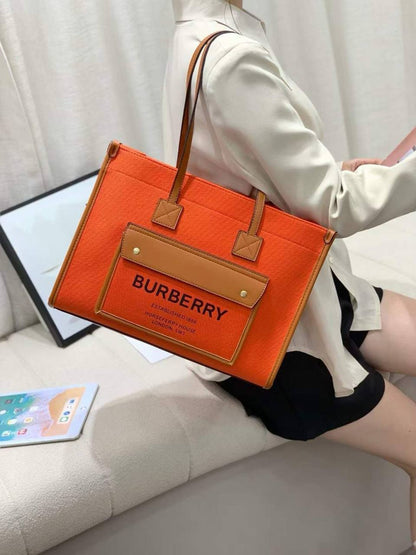 BURBERRY
 NEW CAME GOOD QUALITY 
110 dhs🌺

Zain39
♥️♥️♥️