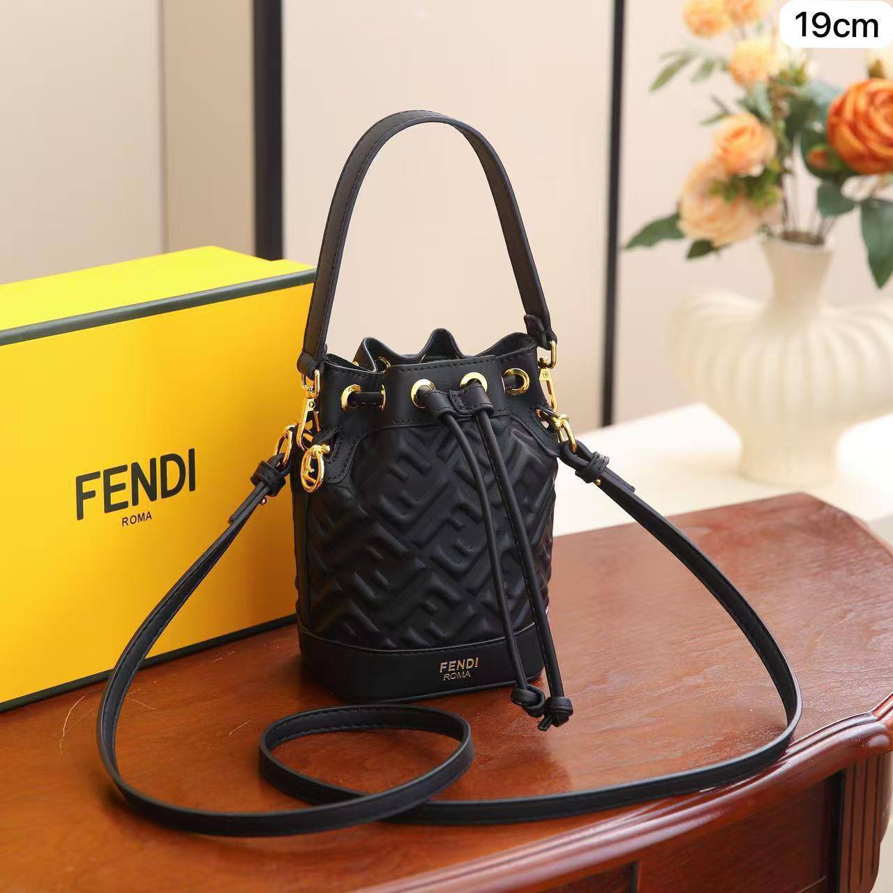 🌹 Fendi Mon Tresor
1⃣️ First quality +🎁
size : 19 * 14 * 10 cm
90 dhs🇦🇪🇦🇪
with box 🎁

Zain115
♥️♥️♥️