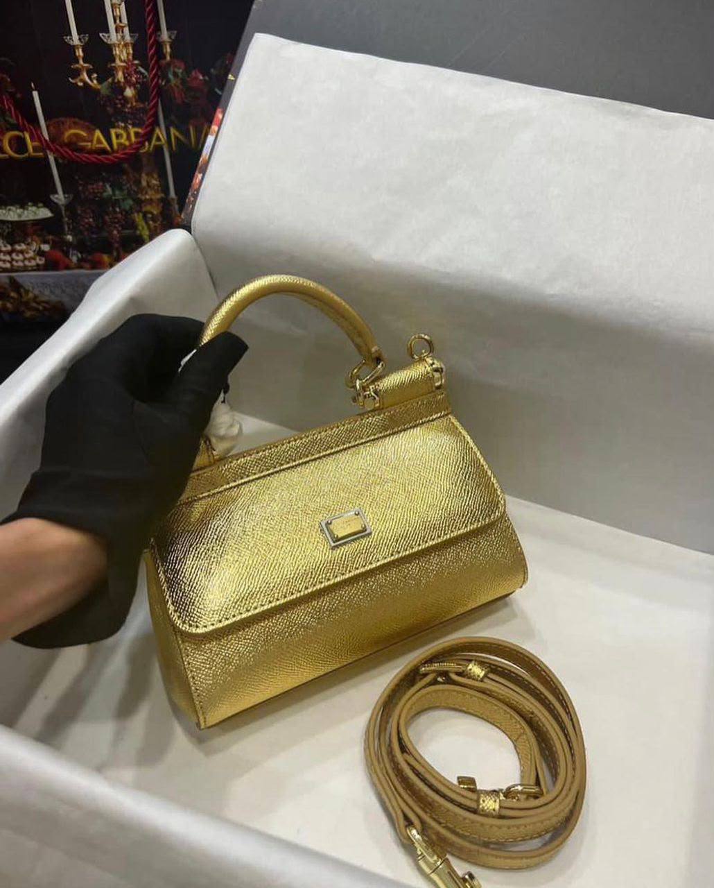 D&g

110 dhs
With box

Zain35
♥️♥️♥️