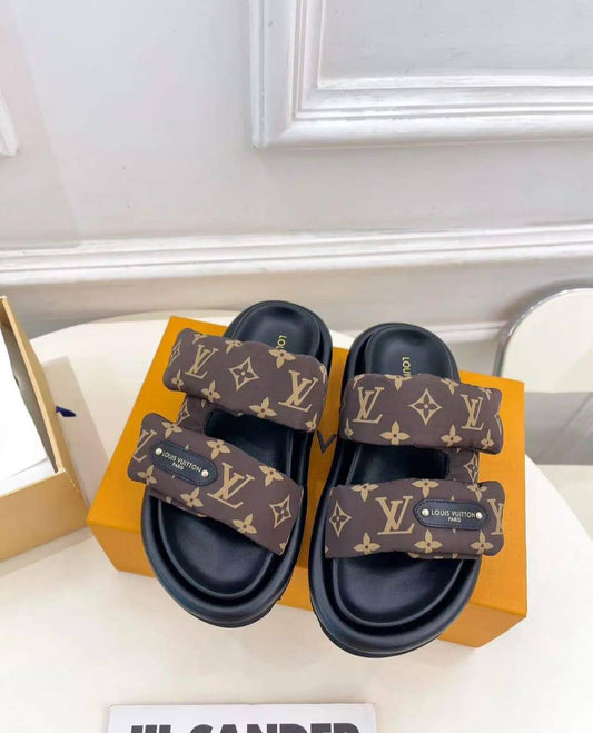 LV SLIPPER 
GOOD QUALITY 
110 dhs🪙🌨️
Size 36 TO 41

Zain40
♥️♥️♥️