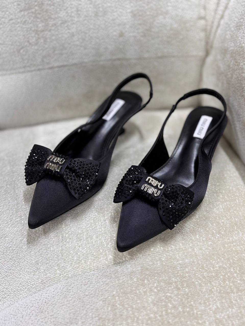 Miu Miu
120 dhs✅
Size 36-42

Zain55
♥️♥️♥️