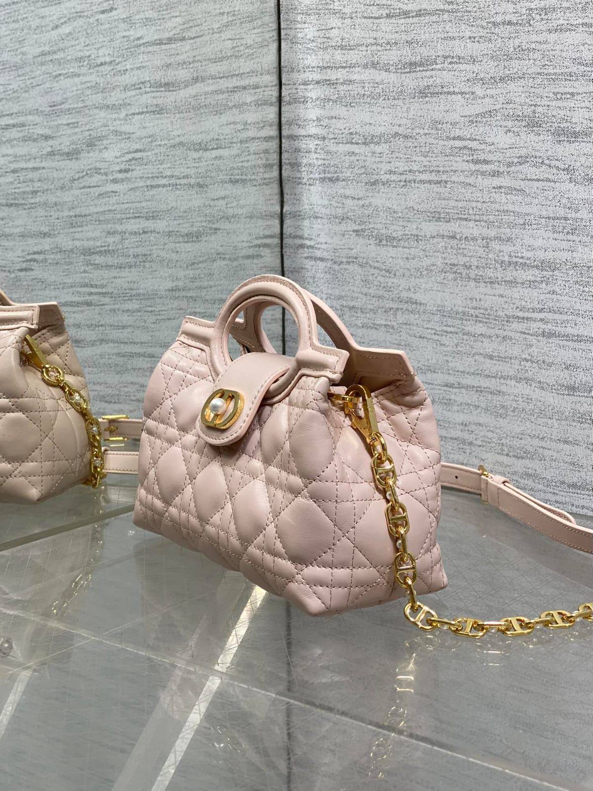 Dior Jolie Top Handle Mini Bag✅*
*Size 18 cm*
*Super Master*
For Price 👇 WTSP Text Zain 0568585901

Zain274
♥️♥️♥️