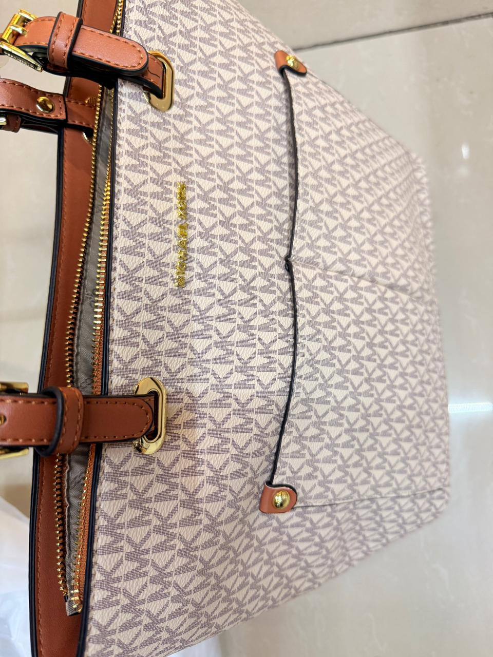 MK
95 dhs🇦🇪
size 38×12×28cm

Zain42
♥️♥️♥️