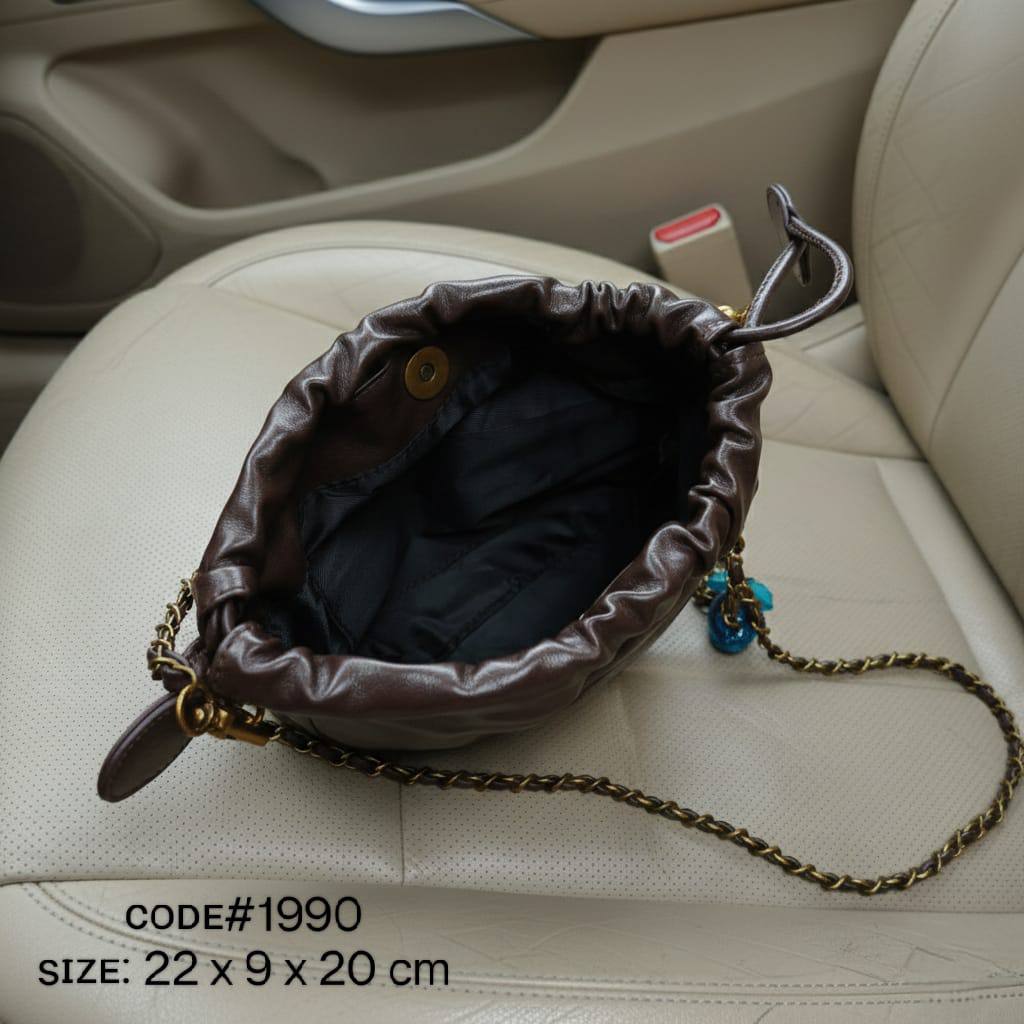 Chanel 22 ᴍɪɴɪ ʜᴀɴᴅ
ʙᴜᴄᴋᴇᴛ sʜᴏᴜʟᴅᴇʀ ᴄʀᴏssʙᴀɢ
ɢʟᴏssʏ ʟᴇᴀᴛʜᴇʀ ᴍᴀᴛᴇʀɪᴀʟ
ᴛᴡɪsᴛ ʟᴏᴄᴋ ᴡ/ ʟᴏɴɢ ᴄʜᴀɪɴ sᴛʀᴀᴘ
sɪᴢᴇ: 22 ᴄm

70 dhs🪙🌨️

Zain31
♥️♥️♥️