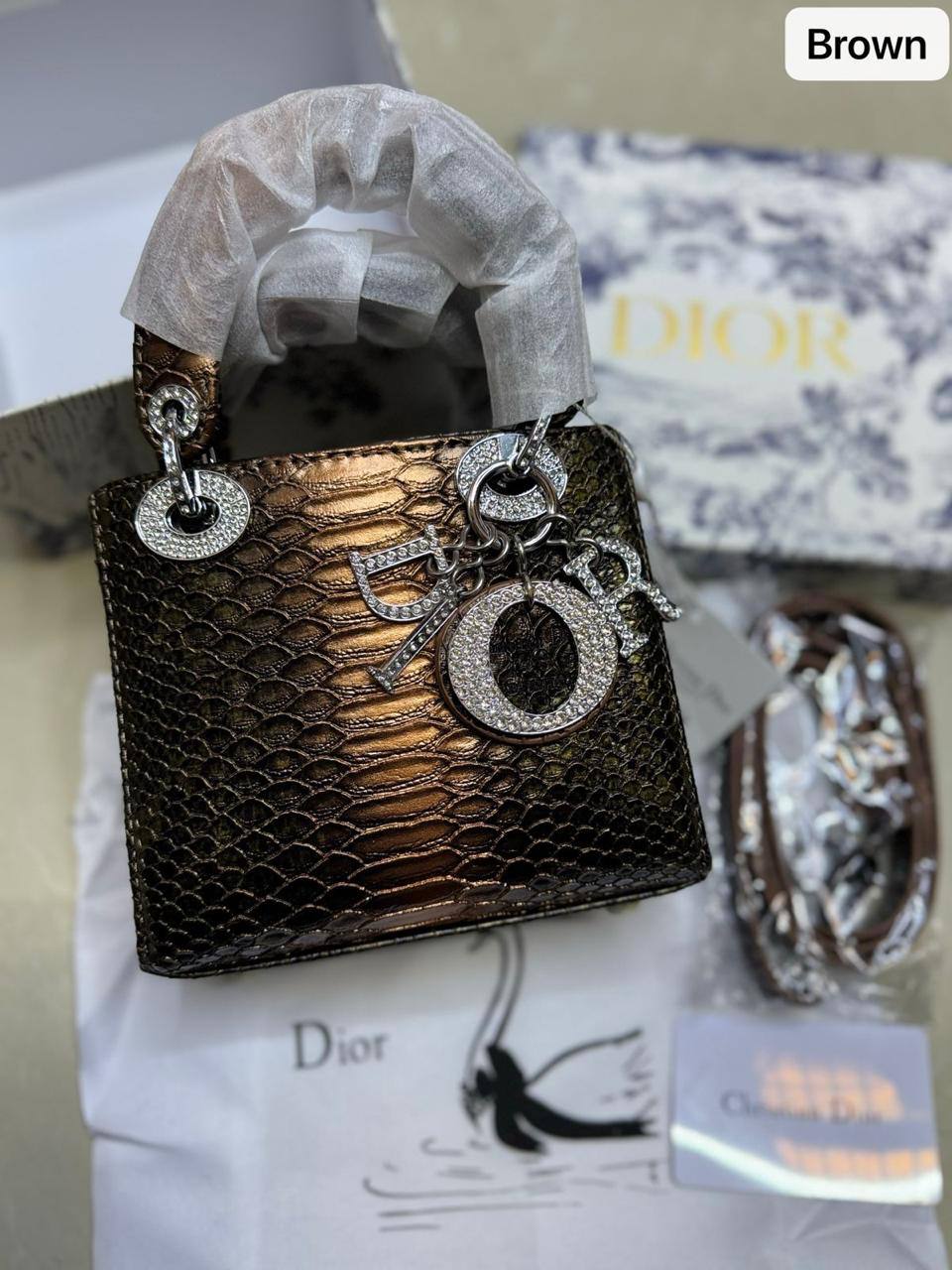 🌹  Lady Dior rare materials
1️⃣ First quality +🎁
Size : 17 * 14 * 7 cm
115 dhs👑
with box 🎁

Zain115
♥️♥️♥️