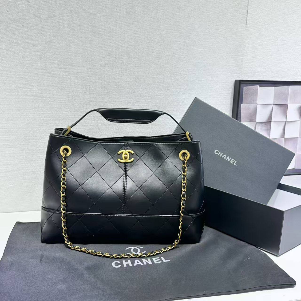 Chanel  
100 dhs❣️
with box 📦 

Good quality 

Zain253
♥️♥️♥️