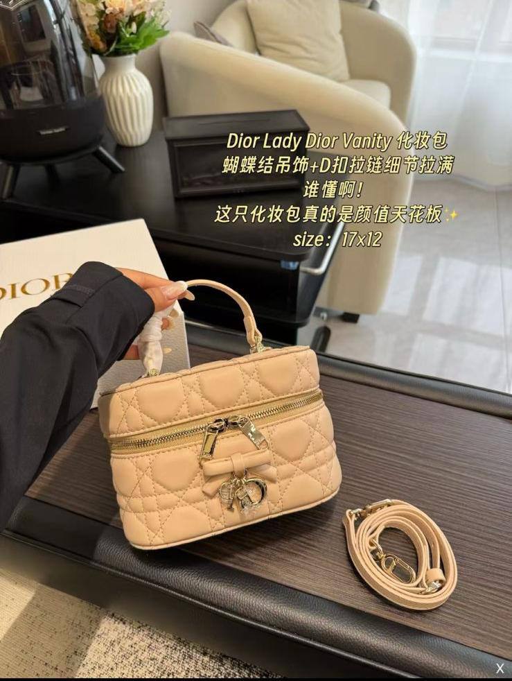 DIOR
Mini Vanity
Master quality
17*12*8 cm 
with box🎁
330 dhs✅

Zain95
♥️♥️♥️