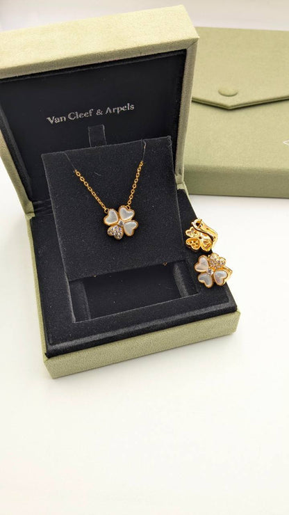 VCA
*Master Quality* 
*Necklace & Earrings*
130 dhs🇦🇪🇦🇪 with Normal Box 🎁 
160 dhs🇦🇪🇦🇪 with Good box 🎁
190 dhs🇦🇪🇦🇪 with Master Box 🎁

Zain210
♥️♥️♥️