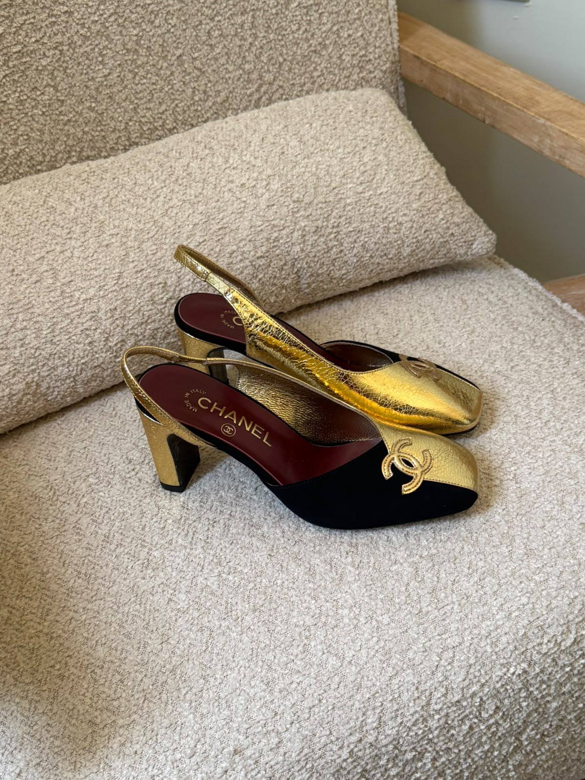 Chanel

𝐀𝐯𝐚𝐢𝐥𝐚𝐛𝐥𝐞 𝐍𝐨𝐰
𝐒𝐢𝐳𝐞𝐬: 𝟑𝟔 — 𝟒𝟏
500 dhs🇦🇪🇦🇪

Zain298
♥️♥️♥️