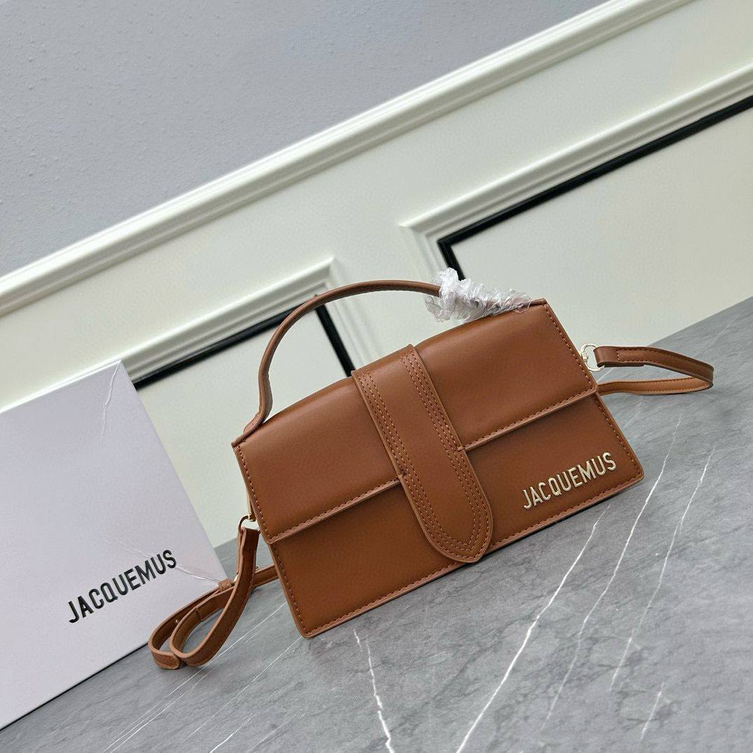 JACQUEMUS
 COPY ONE
WITH BOX BIG SIZE  
250 dhs✅
Leather 

Zain39
♥️♥️♥️