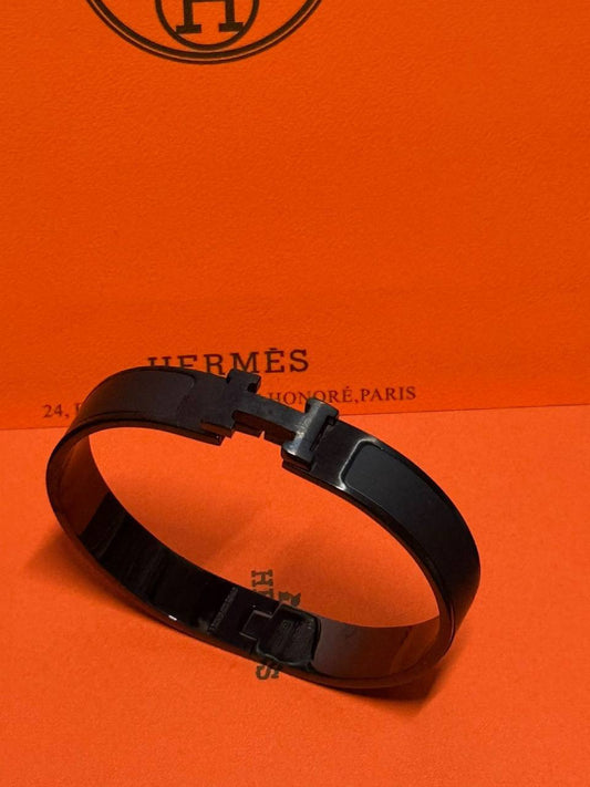 Hermes ❤️‍🔥*
Bangle ✨
Master quality 💯
Size 17,19,21
With normal boxes 📦 
55 dhs💓
With master box 🗃️ 
65 dhs💓

Zain216
♥️♥️♥️