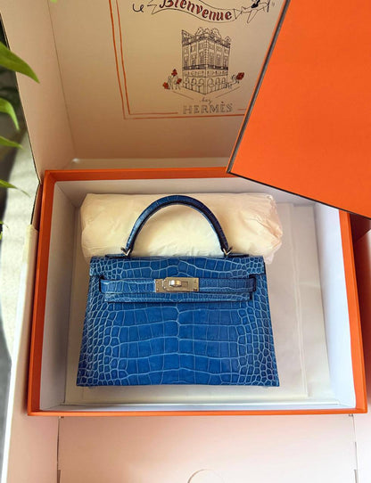 HERMES
(FULL HAND MADE )
Real crocodile 🐊 
Size *19 cm*
With original packing 🎁🎁
For Price 👇 WhatsApp✅
0568585901 
0507557372
0552275751 Owner Zain 👌

Zain246
♥️♥️♥️