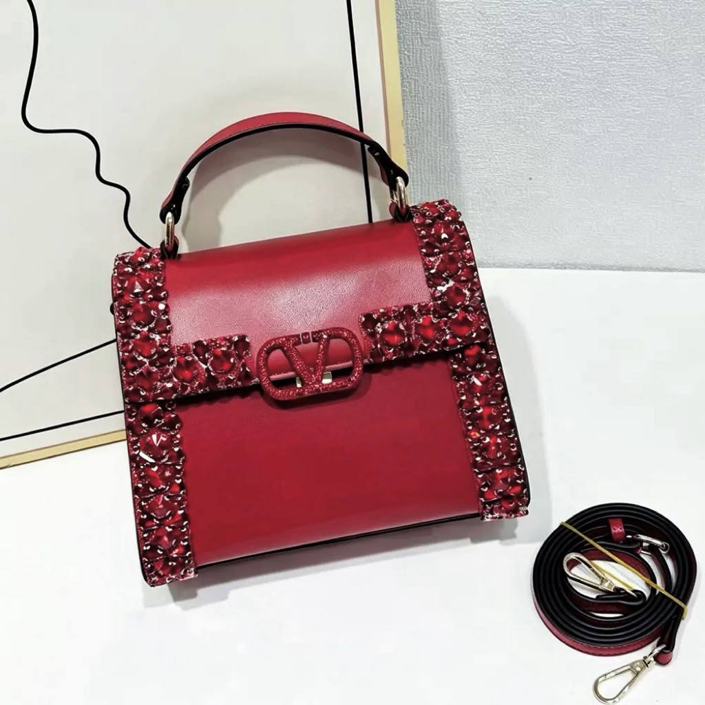 VALENTINO 

COPY ONE 
NEW CAME 

WITH BOX 
175 dhs🇦🇪🇦🇪

Zain39
Zain295
♥️♥️♥️