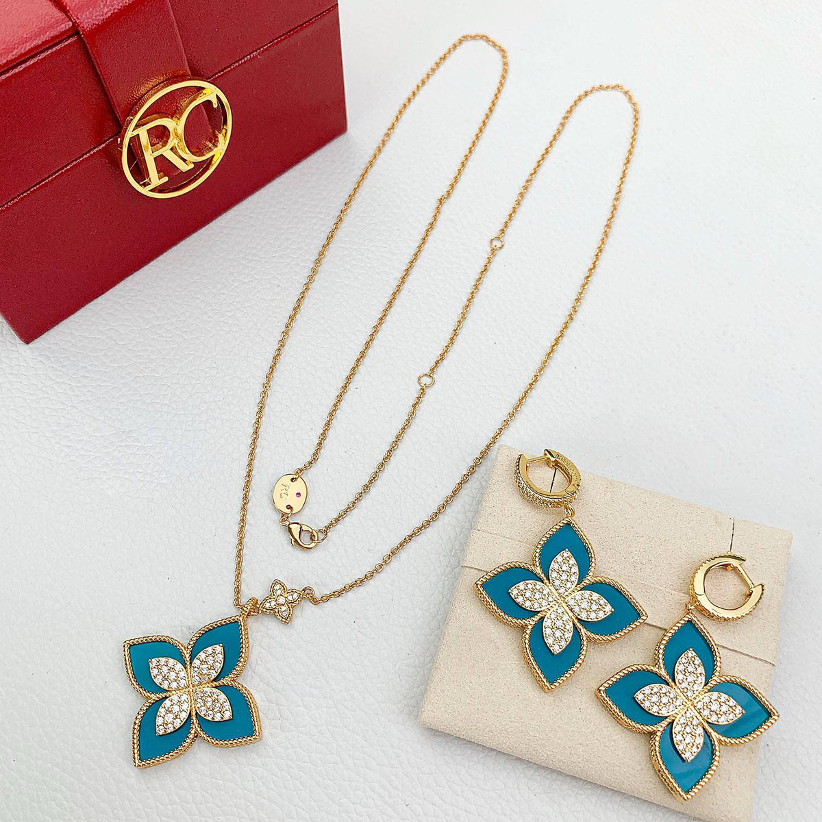 Roberto coin

Necklace 
Earrings 
Master quality 🎊

125 dhs🇦🇪
normal box 

Zain48
♥️♥️♥️