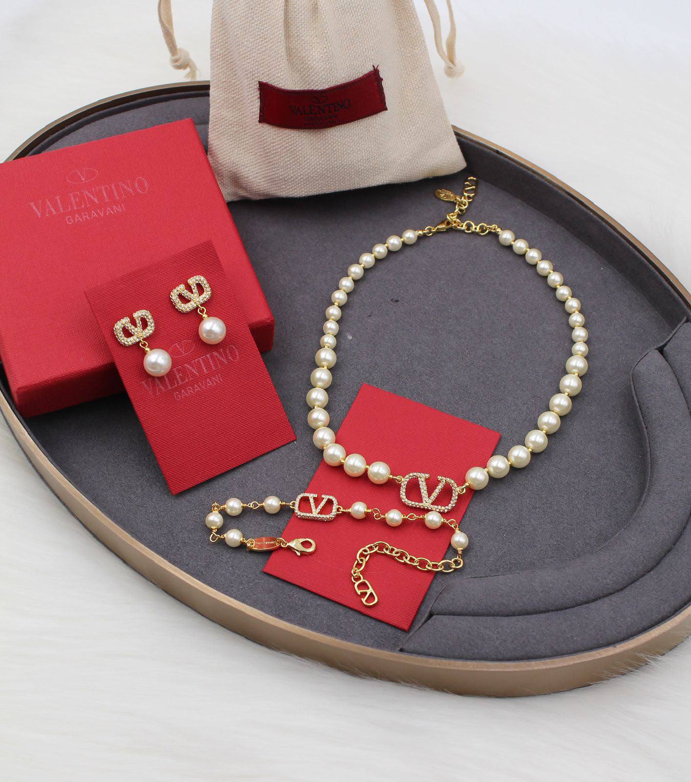 VALENTINO  ✨✨✨
SET
Full Set (Necklace , earrings & Bracelet )
*#Master Quality * 💯🏆

*260 dhs✅* with *Normal* Box
*280 dhs✅* with *Orignal* Box

Zain106
♥️♥️♥️