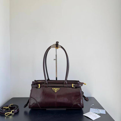 Prada 
          32Cm
260 dhs🪙🌨️

Zain131
♥️♥️♥️