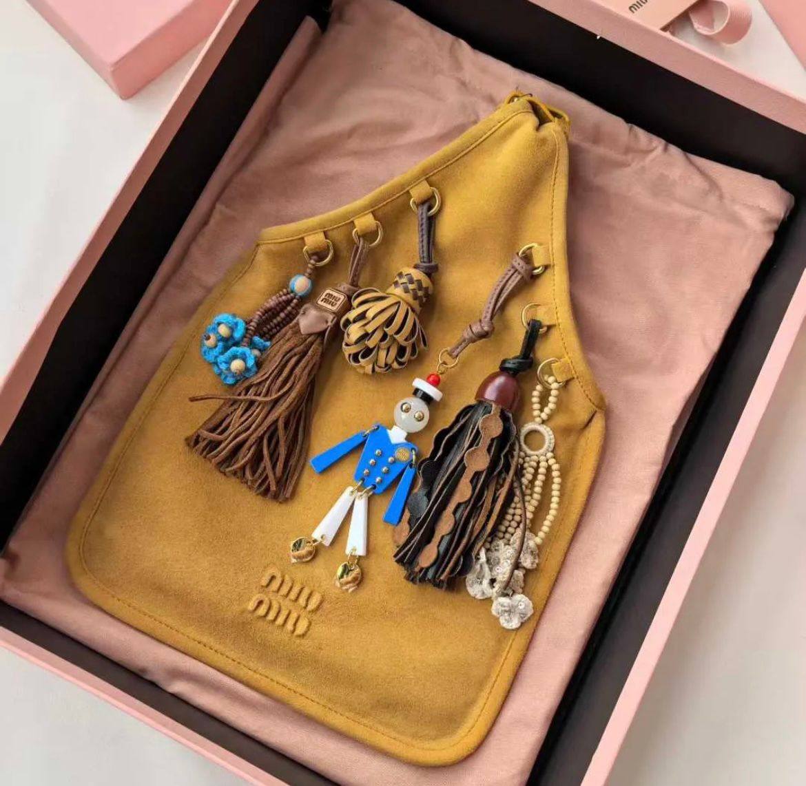 NEW🌸MIUMIU🌸
MASTER QUALITY🫶
WITH FULL PACKAGING🎁
750 dhs🪙💚

Zain255
♥️♥️♥️