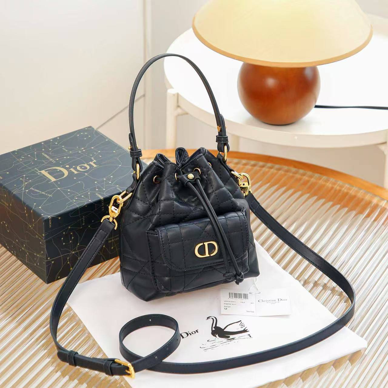 DIOR
SIZE………. 16 cm 

90 dhs🪙🖤

with box
🎁🎁🎁

Zain51
♥️♥️♥️