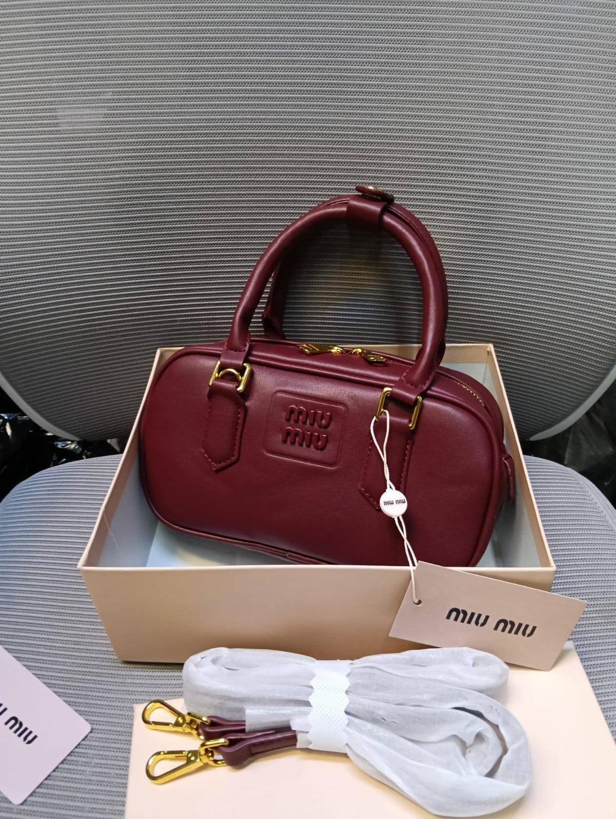 MIU MIU
100 dhs🇦🇪🇦🇪

with box

Zain26
♥️♥️♥️