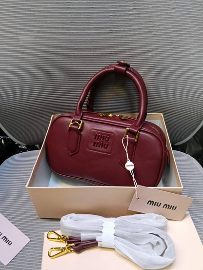 MIU MIU
100 dhs🇦🇪🇦🇪

with box

Zain26
♥️♥️♥️