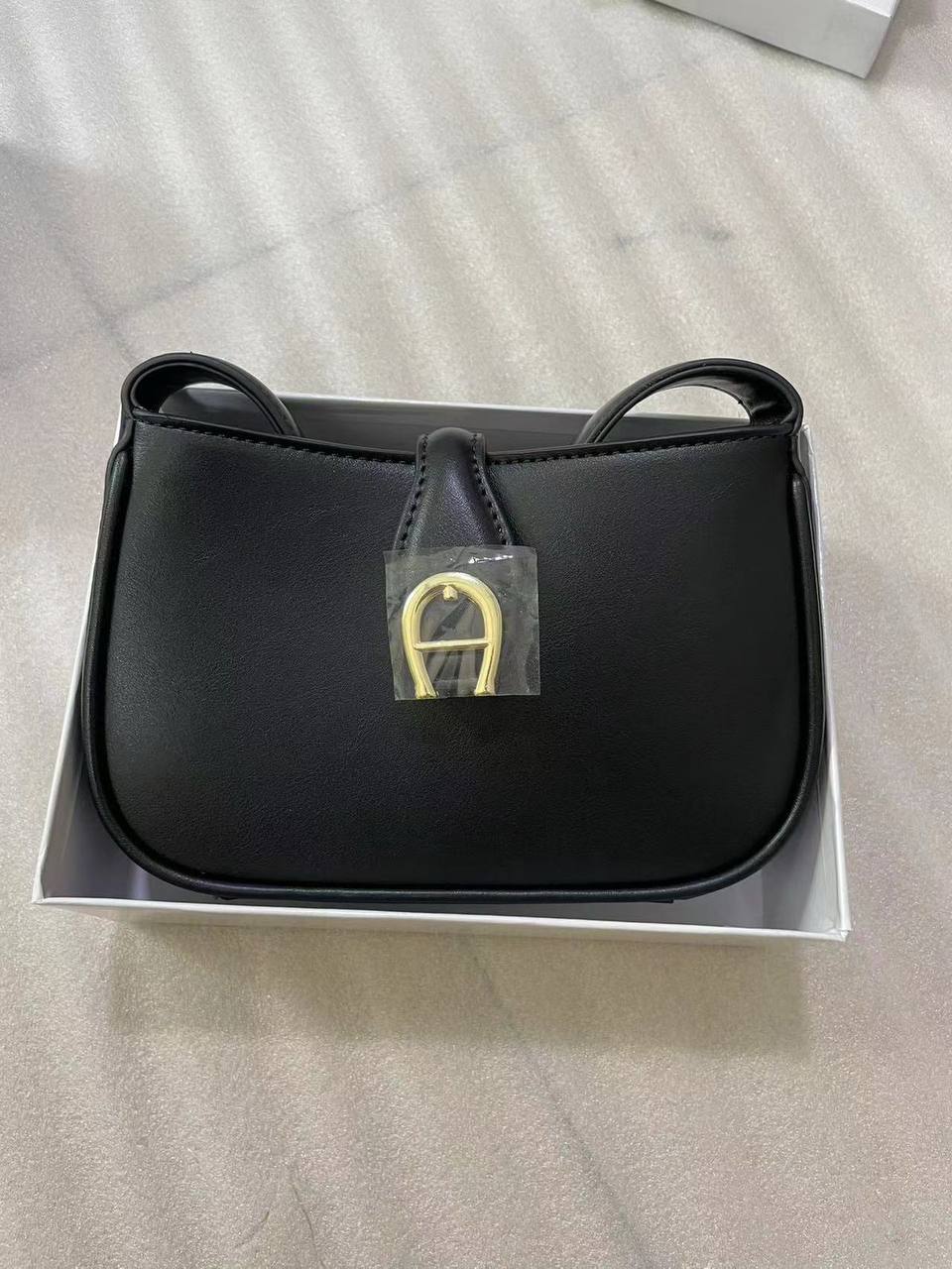 Aigner
95 dhs✅ 

with box
🎁🎁🎁

Zain72
♥️♥️♥️