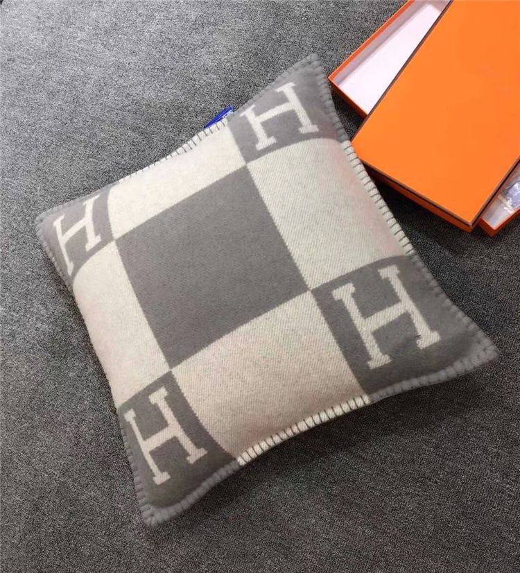 New collection 
Master 
Throw blanket in Merinos wool and cashmere (90%
rinos wool, 10% cashmere)
Size 135*170
👉🏽Blanket 
140 dhs🪙🌨️
👉🏽Pillows with feeling
80 dhs🪙🌨️

Zain99
♥️♥️♥️