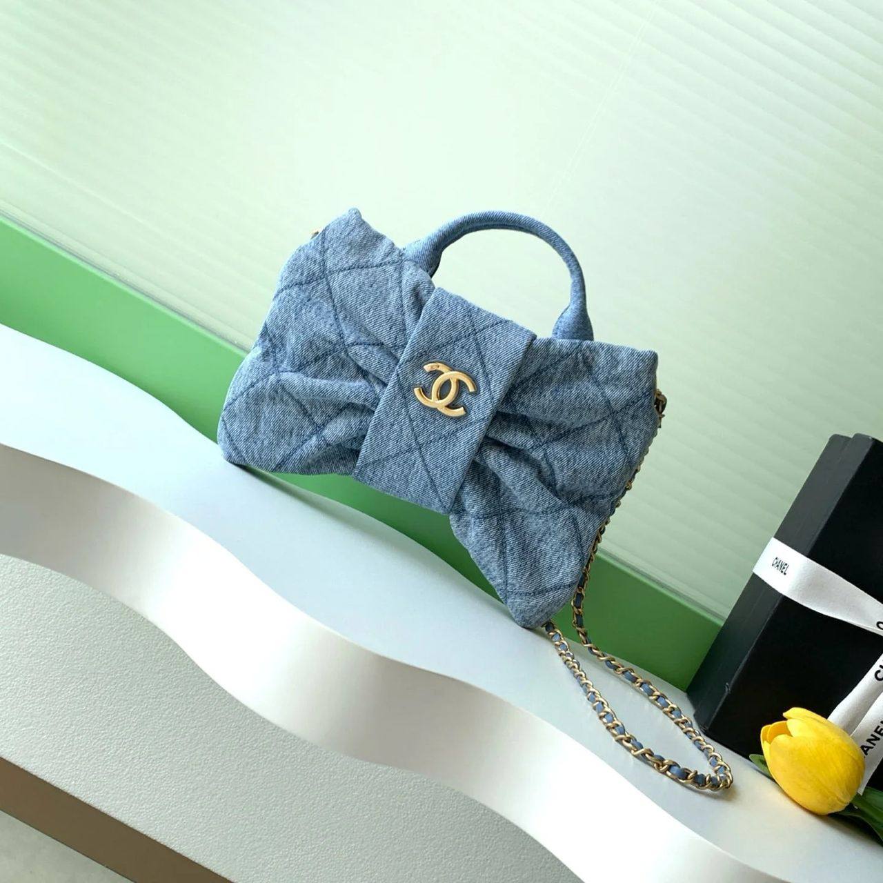 Chanel

110 dhs❣️

with box
🎁🎁🎁

size 24×5×15cm

Zain42
♥️♥️♥️